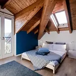 Modern Luxury Attic - Bymyhomeincomo דירה