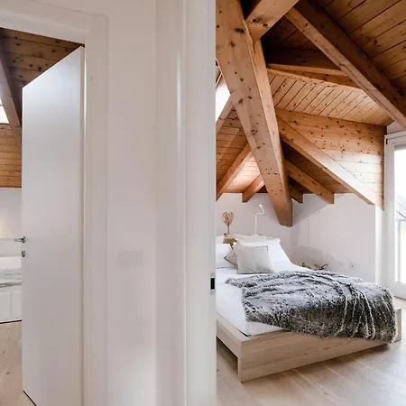 Modern Luxury Attic - Bymyhomeincomo Apartman *
